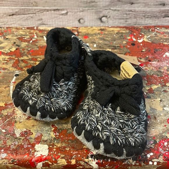 Josiah and Co. Black and White Knit Baby Booties Size 0-6M - Picture 3 of 14